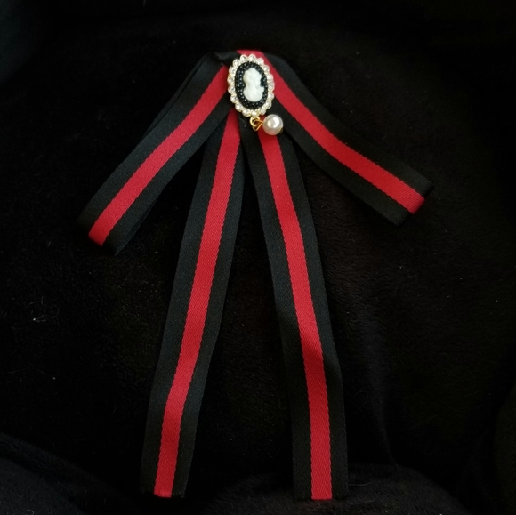 🍒NWOT🍒 LADY CAMEO BROOCH - Picture 2 of 4